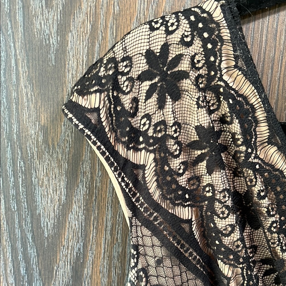 Adrianna Papell Elegant Black/ Cream Dress, Like New, Size 10 - Picture 3 of 7